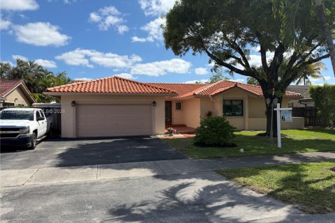 Villa ou maison à vendre à Hialeah, Floride: 4 chambres, 189.89 m2 № 2069377 - photo 2