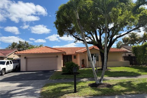 Villa ou maison à vendre à Hialeah, Floride: 4 chambres, 189.89 m2 № 2069377 - photo 3
