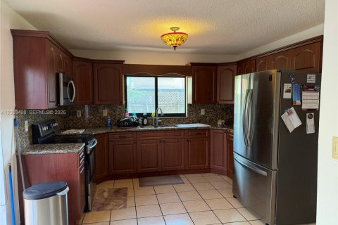 Villa ou maison à vendre à Hialeah, Floride: 4 chambres, 189.89 m2 № 2069377 - photo 11