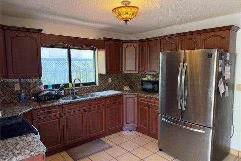 Villa ou maison à vendre à Hialeah, Floride: 4 chambres, 189.89 m2 № 2069377 - photo 12