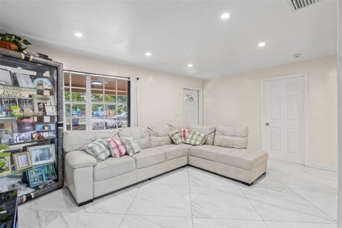 Купить виллу или дом в Холливуд, Флорида 4 спальни, 119.1м2, № 2027421 - фото 21