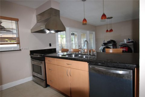 Снять в аренду таунхаус в Майами-Лейкс, Флорида 3 спальни, 135.64м2, № 1989643 - фото 5