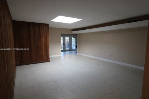 Снять в аренду таунхаус в Майами-Лейкс, Флорида 3 спальни, 135.64м2, № 1989643 - фото 4