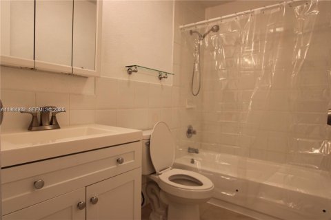 Снять в аренду таунхаус в Майами-Лейкс, Флорида 3 спальни, 135.64м2, № 1989643 - фото 8