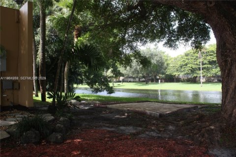 Снять в аренду таунхаус в Майами-Лейкс, Флорида 3 спальни, 135.64м2, № 1989643 - фото 2