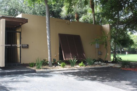 Снять в аренду таунхаус в Майами-Лейкс, Флорида 3 спальни, 135.64м2, № 1989643 - фото 1