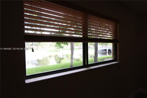 Снять в аренду таунхаус в Майами-Лейкс, Флорида 3 спальни, 135.64м2, № 1989643 - фото 11