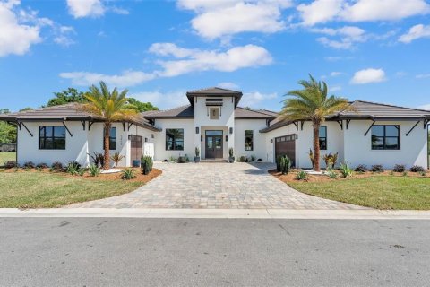 House in Lakeland, Florida 5 bedrooms, 330.45 sq.m. № 1609574 - photo 1