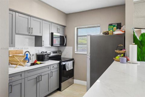 Commercial property in Miami, Florida 104.05 sq.m. № 2186000 - photo 8
