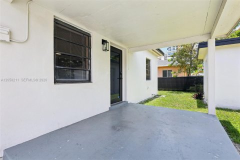 Commercial property in Miami, Florida 104.05 sq.m. № 2186000 - photo 18
