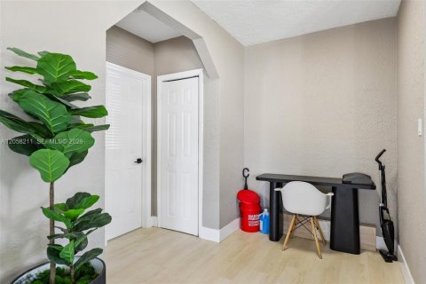 Commercial property in Miami, Florida 104.05 sq.m. № 2186000 - photo 11