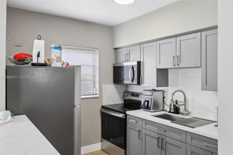 Commercial property in Miami, Florida 104.05 sq.m. № 2186000 - photo 22