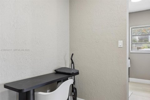 Commercial property in Miami, Florida 104.05 sq.m. № 2186000 - photo 10
