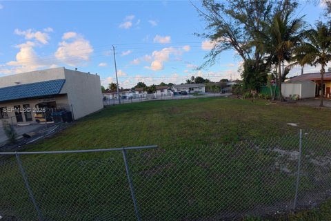 Propiedad comercial en Miami Gardens, Florida № 2089071