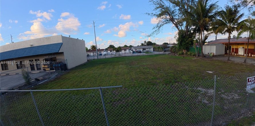 Propiedad comercial en Miami Gardens, Florida № 2089071