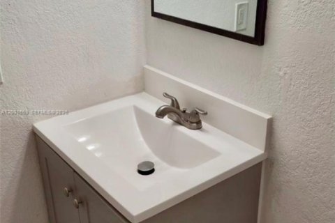 Condo in Miami, Florida, 2 bedrooms  № 2068144 - photo 12