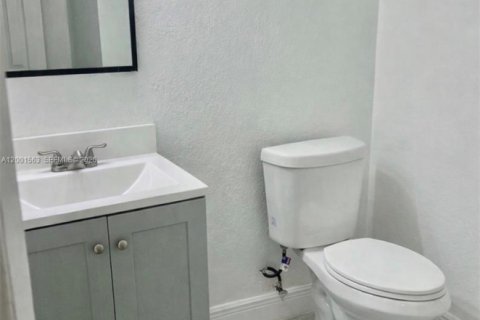 Condo in Miami, Florida, 2 bedrooms  № 2068144 - photo 10