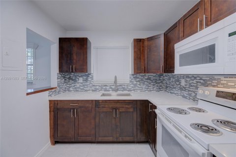 Condo in Miami, Florida, 2 bedrooms  № 2068144 - photo 2