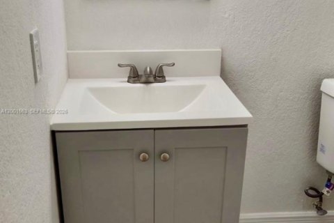 Condo in Miami, Florida, 2 bedrooms  № 2068144 - photo 11