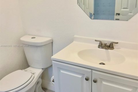 Condo in Miami, Florida, 2 bedrooms  № 2068144 - photo 18