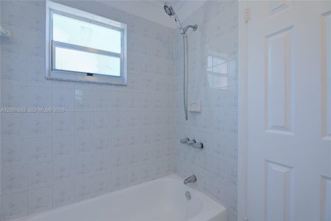 Condo in Miami, Florida, 2 bedrooms  № 2068144 - photo 13