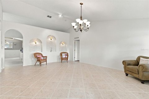 House in Palm Bay, Florida 3 bedrooms, 179.49 sq.m. № 2418337 - photo 3