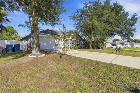 House in Palm Bay, Florida 3 bedrooms, 179.49 sq.m. № 2418337 - photo 2