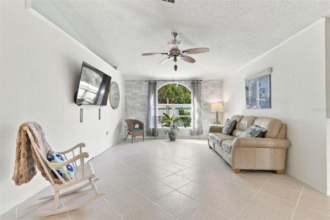 House in Palm Bay, Florida 3 bedrooms, 179.49 sq.m. № 2418337 - photo 9