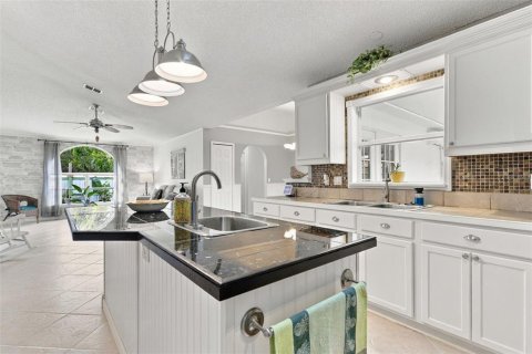 House in Palm Bay, Florida 3 bedrooms, 179.49 sq.m. № 2418337 - photo 8