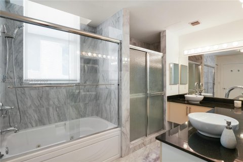 Condominio en alquiler en Miami, Florida, 3 dormitorios, 131.83 m2 № 2085596 - foto 16