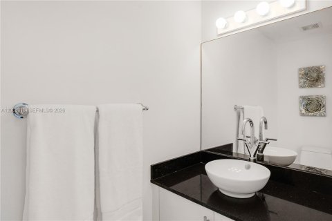 Condominio en alquiler en Miami, Florida, 3 dormitorios, 131.83 m2 № 2085596 - foto 18