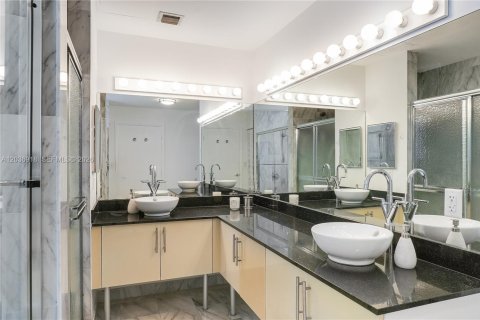 Condominio en alquiler en Miami, Florida, 3 dormitorios, 131.83 m2 № 2085596 - foto 17