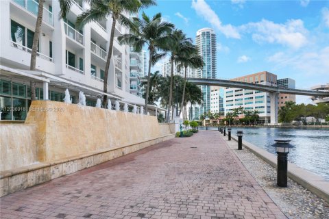 Condominio en alquiler en Miami, Florida, 3 dormitorios, 131.83 m2 № 2085596 - foto 30