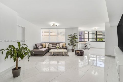 Condominio en alquiler en Miami, Florida, 2 dormitorios, 91.97 m2 № 1976337 - foto 6