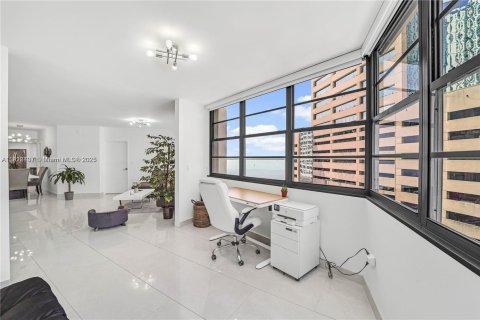 Condominio en alquiler en Miami, Florida, 2 dormitorios, 91.97 m2 № 1976337 - foto 10