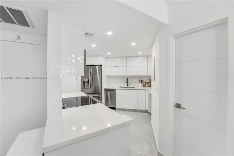 Condominio en alquiler en Miami, Florida, 2 dormitorios, 91.97 m2 № 1976337 - foto 2