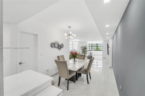 Condominio en alquiler en Miami, Florida, 2 dormitorios, 91.97 m2 № 1976337 - foto 5