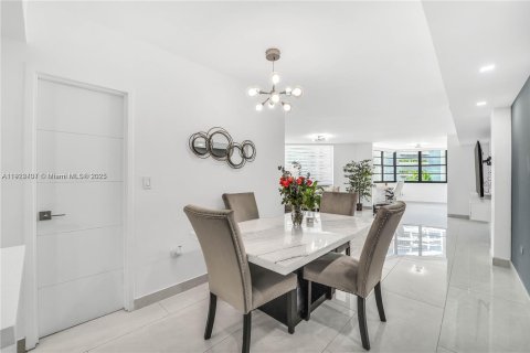 Condominio en alquiler en Miami, Florida, 2 dormitorios, 91.97 m2 № 1976337 - foto 3