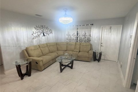 Casa en venta en Port St. Lucie, Florida, 3 dormitorios, 109.9 m2 № 1954116 - foto 1