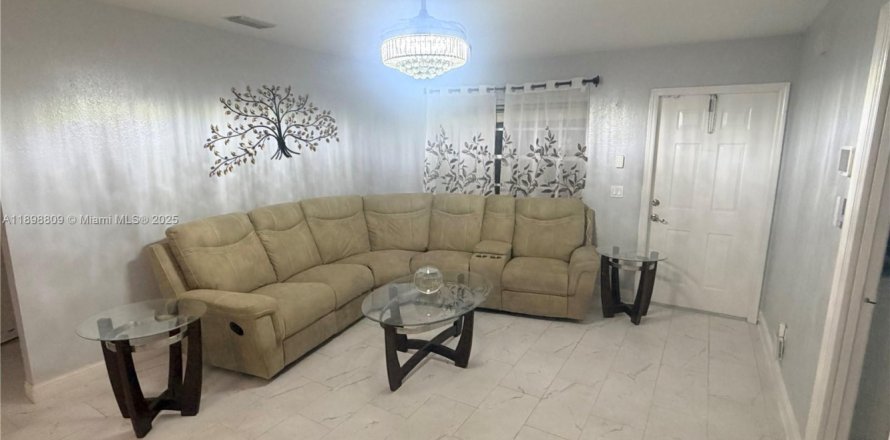 Casa en Port St. Lucie, Florida 3 dormitorios, 109.9 m2 № 1954116