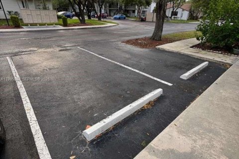 Condominio en alquiler en Sunrise, Florida, 1 dormitorio, 75.81 m2 № 1982394 - foto 2