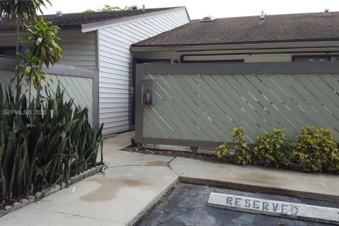 Condominio en alquiler en Sunrise, Florida, 1 dormitorio, 75.81 m2 № 1982394 - foto 3