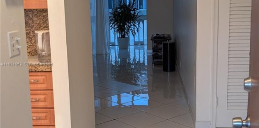 Condominio en Hallandale Beach, Florida, 1 dormitorio  № 2034641