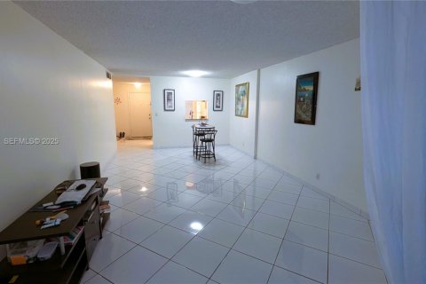 Condominio en alquiler en Hallandale Beach, Florida, 1 dormitorio, 67.82 m2 № 2034641 - foto 2