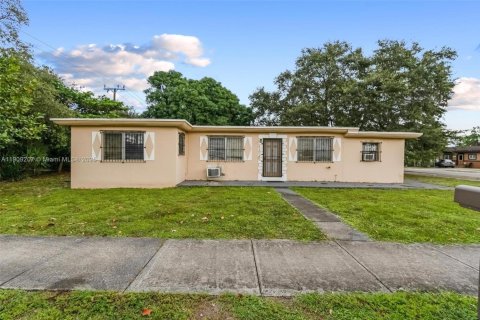 Villa ou maison à vendre à Miami Gardens, Floride: 4 chambres, 124.95 m2 № 1966324 - photo 6