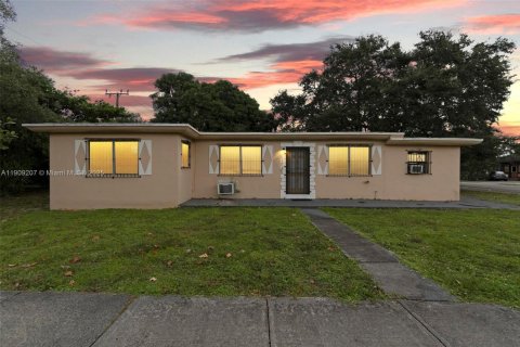 Villa ou maison à vendre à Miami Gardens, Floride: 4 chambres, 124.95 m2 № 1966324 - photo 1