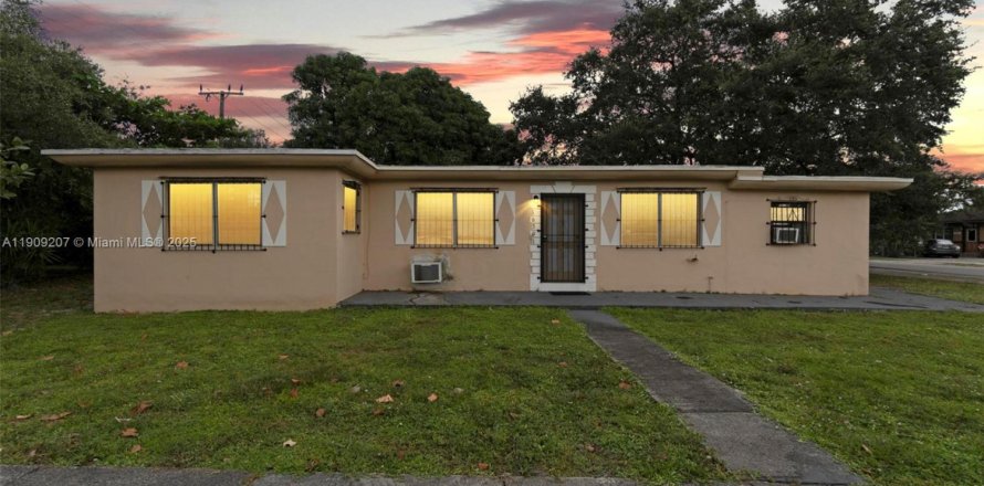 Villa ou maison à Miami Gardens, Floride 4 chambres, 124.95 m2 № 1966324