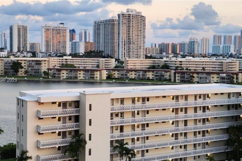 Condo in Aventura, Florida, 1 bedroom  № 2059983 - photo 17