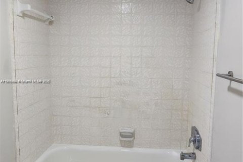 Condo in Aventura, Florida, 1 bedroom  № 2059983 - photo 13