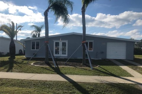 Casa en venta en Port Charlotte, Florida, 2 dormitorios, 97.36 m2 № 930853 - foto 1